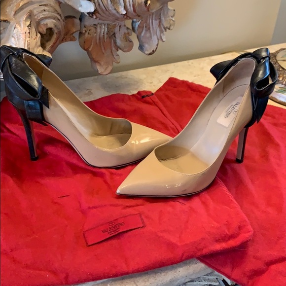 Valentino Garavani Shoes - Valentino Garavani patent bow pumps.